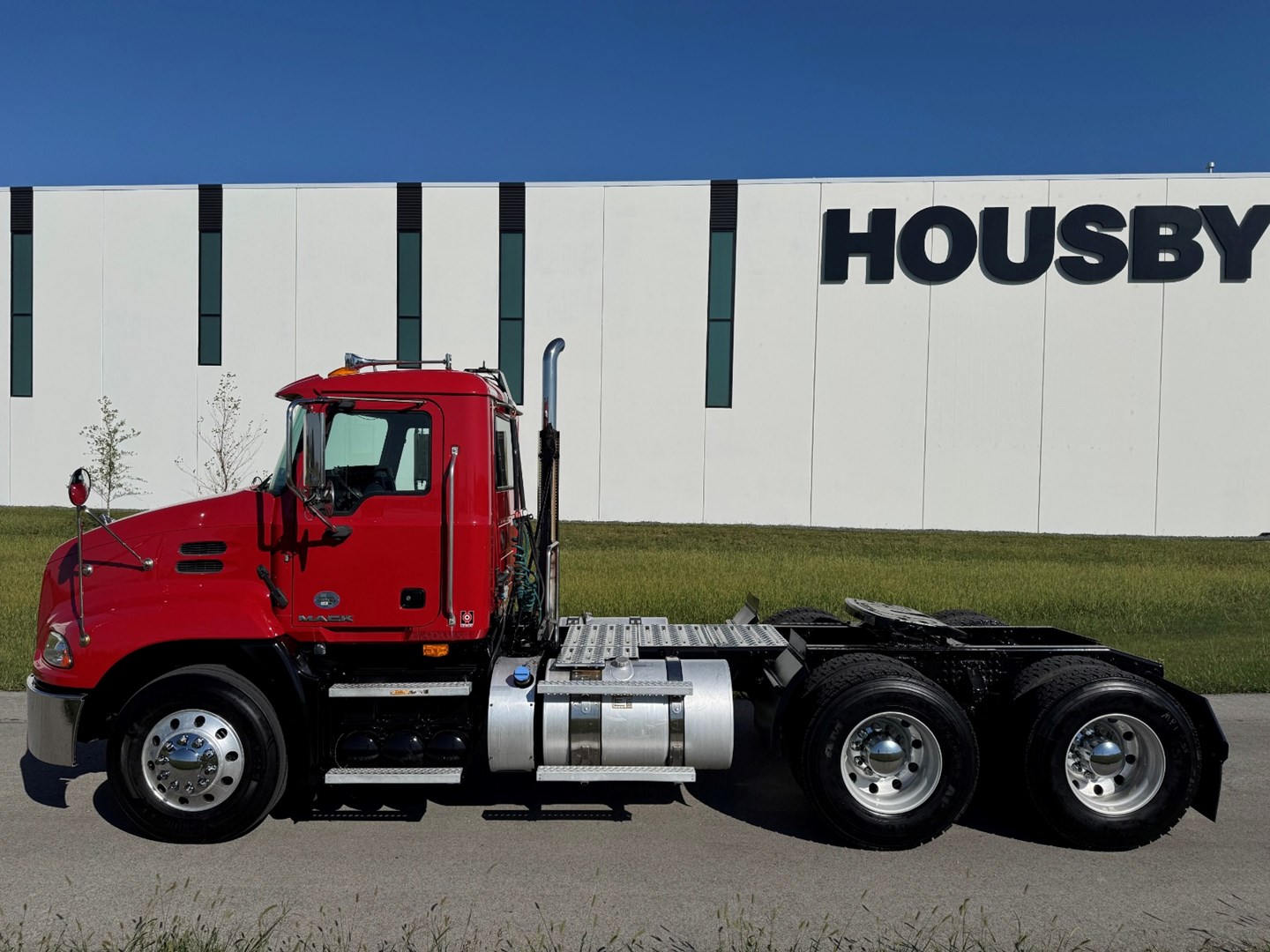 2018 MACK CXU613 - USED TRUCKS DAY CAB - image 3